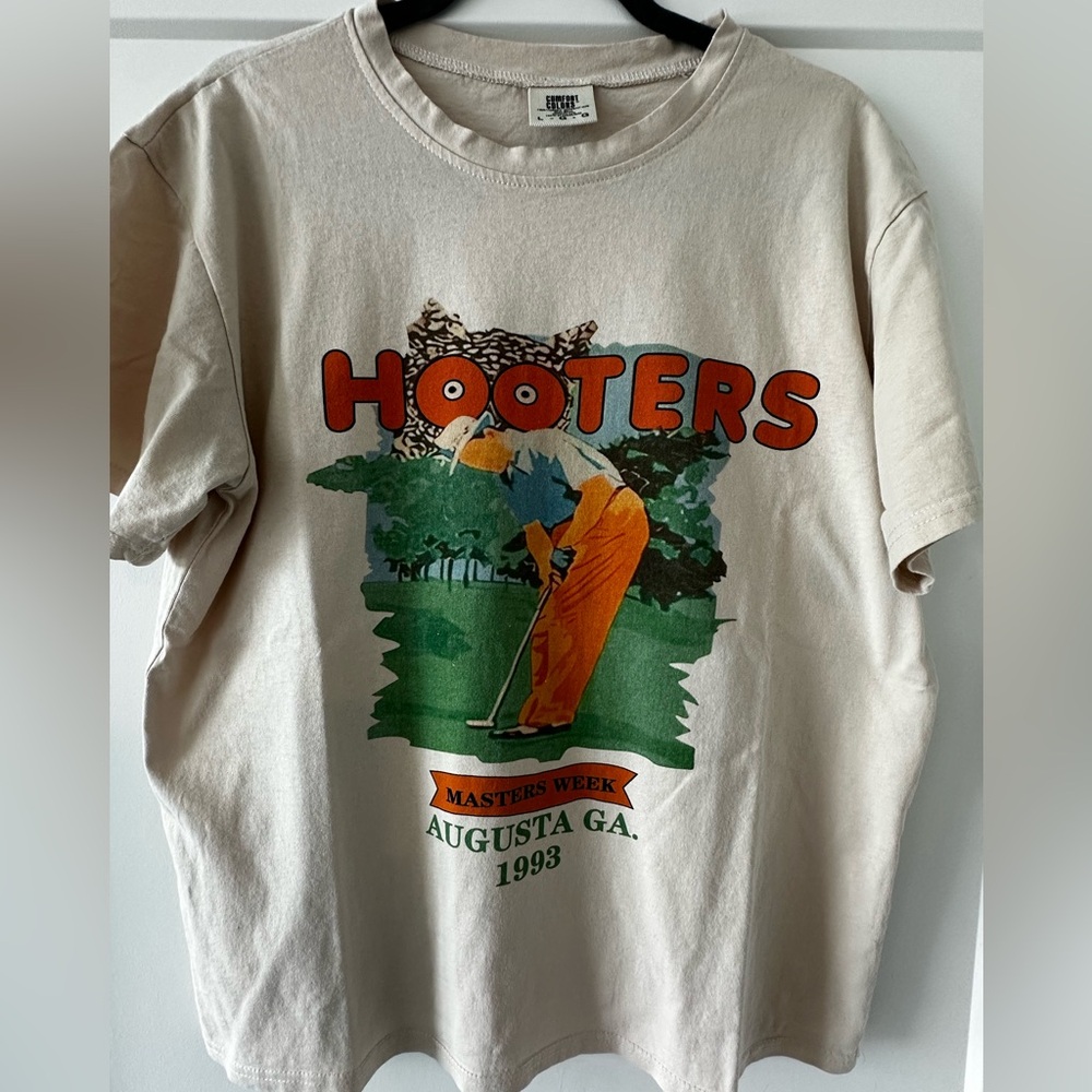 Hooters Masters Week Golf Graphic T-Shirt (LIKE NEW)